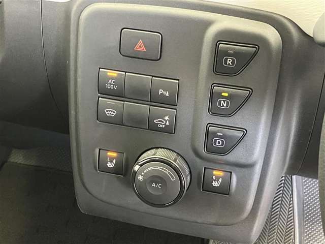 マニュアルエアコンは使いやすいダイヤル式です。運転席、助手席にシートヒーターが付いています。最近の冬場は例年よりも寒くなっています。。。シートヒーターがあるとないとじゃ大違い！ぜひお試しあれ！