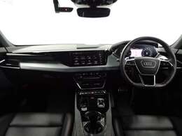 室内の使用感も少なく、まだまだこれから安心して長くお乗りいただけるお車です。