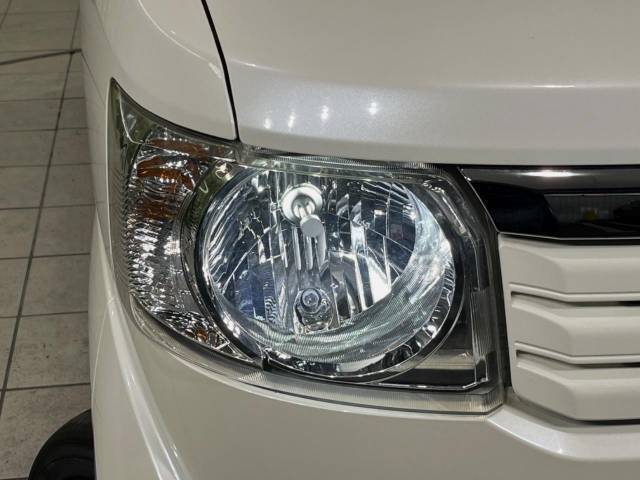 【LEDヘッドライト】悪天候や夜間走行時も良好な視界を確保し安心して運転できる高輝度LEDヘッドライトを装備！点灯速度が早く、消費電力も抑えられています。