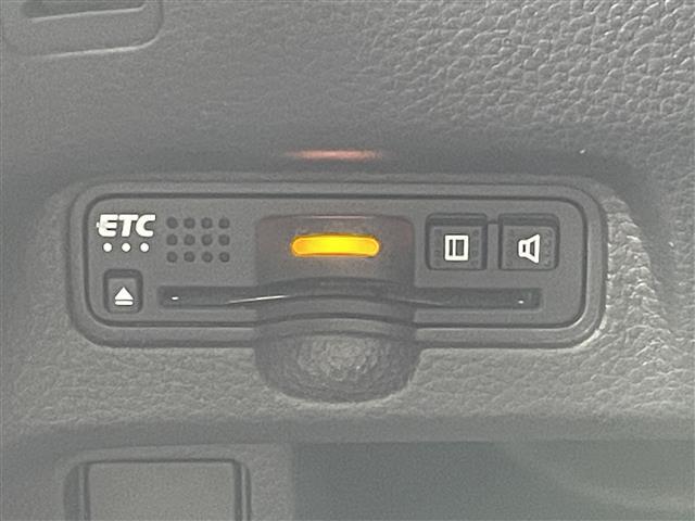 【ETC】有料道路を利用する際に料金所で停止することなく通過できる、ETC車載器（ノンストップ自動料金収受システム機器）が装備されています。セットアップを行うことで利用可能になります。