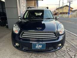 ボディカラーはコズミックブルー、深い青色と白ルーフのコントラストがキレイです。