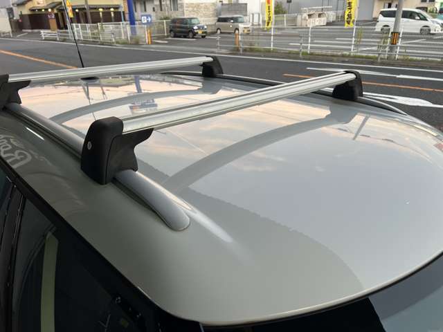 ルーフはホワイトのツートンカラーとなっております。