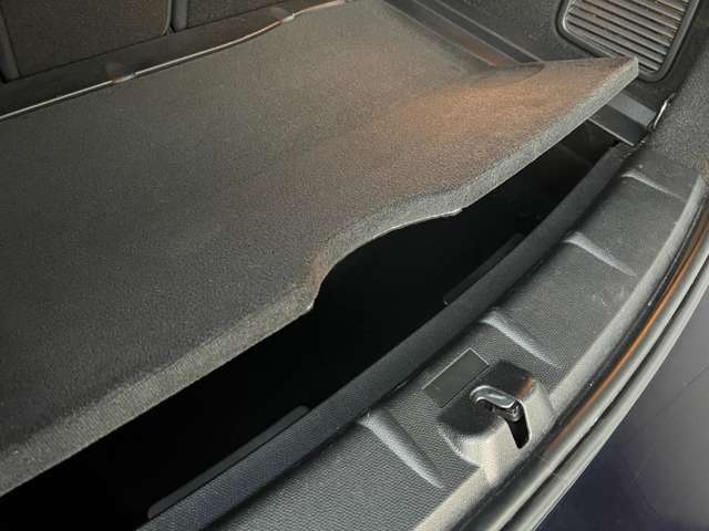 トランクは二重構造になっております。