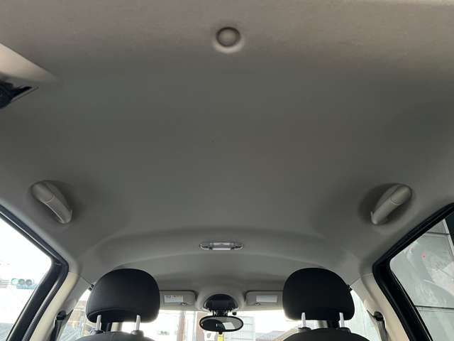 ルーフライニングもキレイです。輸入車にありがちなタレもございません。