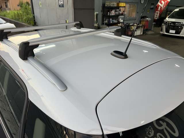 ルーフキャリア付きで便利です。これがあるだけでクロカンらしさが出てオシャレですよね。