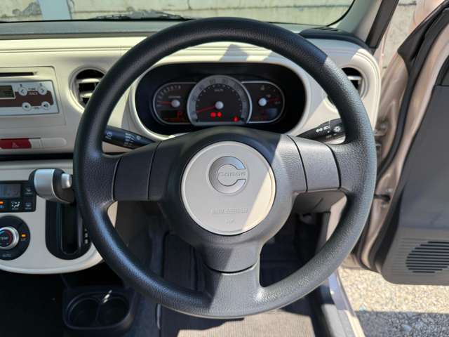 インテリアに合わせたデザインのステアリングは運転しやすい形状、大きさです。