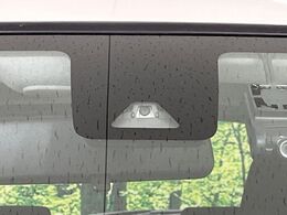 【スマートアシスト】走行中に前方の車両等を認識し、衝突しそうな時は警報とブレーキで衝突回避と被害軽減をアシスト。より安全にドライブをお楽しみいただけます。