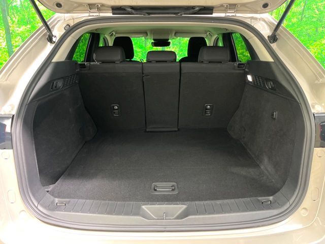 積み下ろしのしやすいデッキにはたっぷりと荷物を積み込んでいただけます。遊びから仕事まで、様々なシーンで頼れます♪
