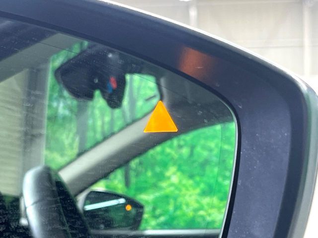 【ブラインドスポットモニタリング】走行中、ドアミラーの死角になりやすい箇所に後続車が接近するとサイドミラー付近に警告を表示、ドライバーに注意喚起をしてくれます。