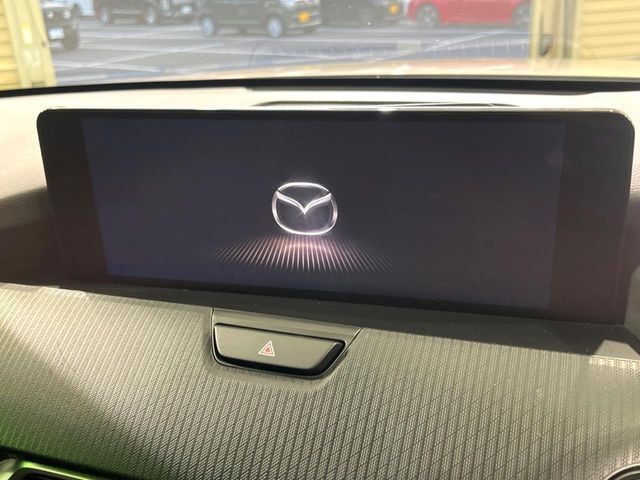 【12.3インチマツダコネクト】車内の雰囲気にマッチした大型ディスプレイ。スマホ接続でのナビ使用やBluetooth再生等、様々な機能が楽しめます。直感的なダイヤル操作が可能で、使い勝手も良好です。