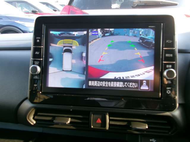 まるで上空から見下ろしているような感じで駐車が楽にできるインテリジェントアラウンドビューモニター！幅寄せが苦手な方でもサイドビューで確認することができますよ♪