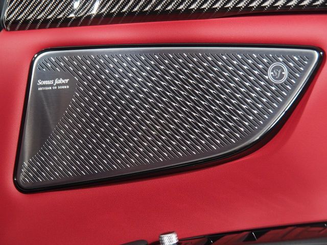 ソナスファベールのスピーカーが標準装備。イタリア発のオーディオブランドで音の工房を意味します。