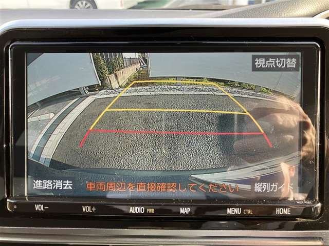 【バックモニター】バックカメラが装着されています。車庫入れが苦手な方もこれがあれば安心ですね