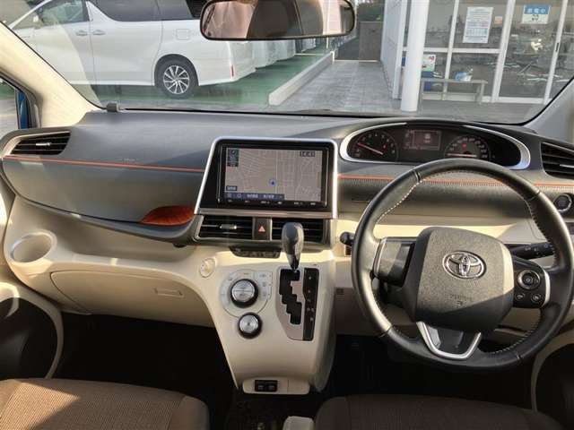 【運転席・インパネまわり】ハンドル・シート・フロアーなど隅々までプロによるクリーニング済み☆彡キレイな車内でドライブが一層快適にお楽しみいただけます！！