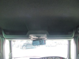 運転席上部に大型ルーフコンソールBOXがオプション装備されています。荷物の収納に便利です。