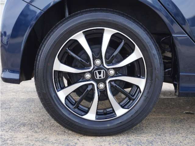 【アダプティブクルーズコントロール】予め設定した車速内でクルマが自動的に加減速。前走車との適切な車間距離を維持しながら追従走行します。【LKAS】車線維持支援システムでステアリング操作を支援。