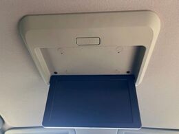 【フリップダウンモニター】家族や友人とお出かけする機会が多い方に大人気のフリップダウンモニター！大画面モニターで車内はエンタメ空間！退屈しがちな長距離ドライブも楽しい時間に変わります！