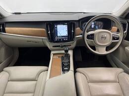 V90D4インスクリプション入庫です！サンルーフやharman/kardon高音質サウンドなど快適装備盛りだくさん♪もちろんボルボが世界に誇る安全機能も多数装備されております。是非ご検討ください。