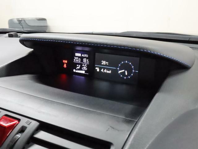 インパネ上部には車両状態、空調状態がひとめで確認できるマルチファンクションディスプレイを設置。