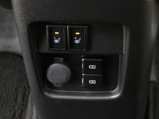 【シートヒーター】寒い季節の味方！エアコンより素早く暖まるので、出発してすぐの車内の寒さを和らげますよ♪