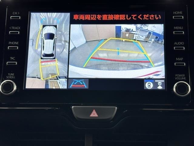 パノラミックビューモニターシステムが付いているので車の上から見た映像が確認できますよ。　一目で車両周辺の情報を確認できますが、直接安全をご確認下さい。