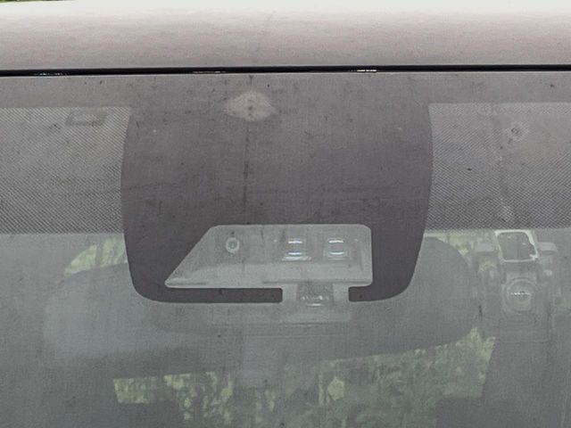 【トヨタセーフティセンス】走行中に前方の車両等を認識し、衝突しそうな時は警報とブレーキで衝突回避と被害軽減をアシスト。より安全にドライブをお楽しみいただけます。