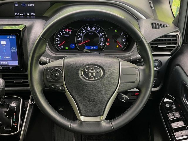 【純正革巻きステアリング】上質な革を使用することで、手にしっかり馴染みとても運転しやすいハンドルです♪