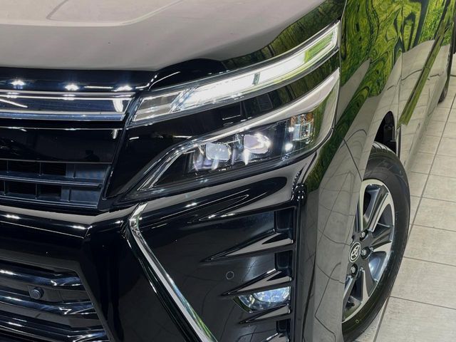 【LEDヘッドライト】悪天候や夜間走行時も良好な視界を確保し安心して運転できる高輝度LEDヘッドライトを装備！点灯速度が早く、消費電力も抑えられています。