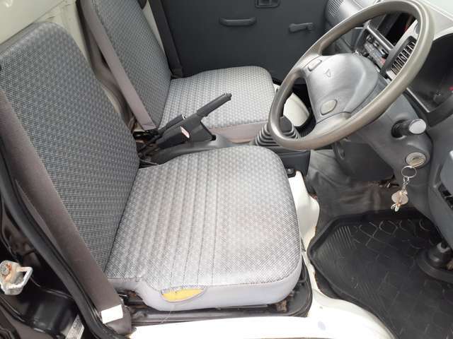 運転席破れございます。