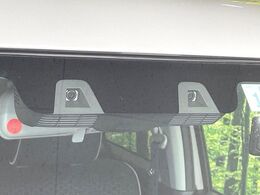 【スズキ　セーフティサポート】走行中に前方の車両等を認識し、衝突しそうな時は警報とブレーキで衝突回避と被害軽減をアシスト。より安全にドライブをお楽しみいただけます。