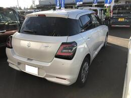 バックドアは開口部が広いので荷物の積み下ろしに便利です☆