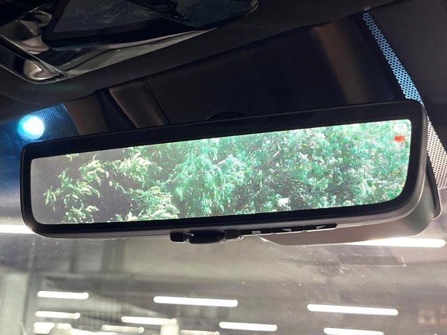 【デジタルインナーミラー】後席の大きな荷物や同乗者で後方が確認しづらい時でも安心！カメラが撮影した車両後方の映像をルームミラー内に表示。クリアな視界で状況の確認が可能です！