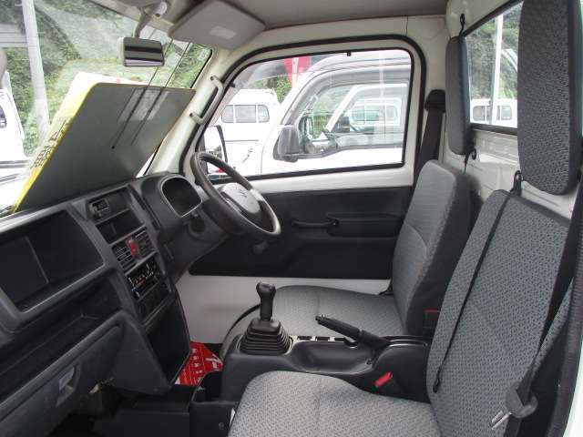 助手席の画像です　熊本インターより光の森経由菊陽町にじの森近くの高速沿い　または、植木インターより北バイパス経由新地団地近くの高速沿いに。トミタマイカー　カーセンサーフリーダイヤル　0078-6002-621735