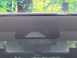 【トヨタセーフティセンス】走行中に前方の車両等を認識し、衝突しそうな時は警報とブレーキで衝突回避と被害軽減をアシスト。より安全にドライブをお楽しみいただけます。