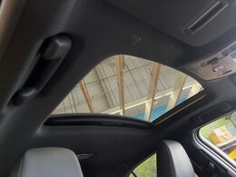 【サンルーフ】開放感たっぷりの希少装備、サンルーフが装着されています！車内に明かりを取り入れたり景色を楽しむ以外にも、車内の空気も簡単に換気できて快適です！