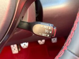 【クルーズコントロール】高速道路もラクラク走行。アクセルを離しても一定速度で走行ができ、長距離運転時の負担を軽減！加速・減速も簡単なスイッチ操作で調整できます。