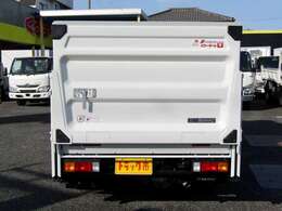 リアには極東開発製の新型垂直ゲート付き！重たい荷物を1人で積み降ろしする事ができます♪