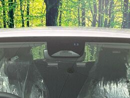 【ホンダセンシング】走行中に前方の車両等を認識し、衝突しそうな時は警報とブレーキで衝突回避と被害軽減をアシスト。より安全にドライブをお楽しみいただけます。