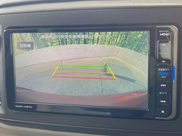 【バックカメラ】駐車時に後方がリアルタイム映像で確認できます。大型商業施設や立体駐車場での駐車時や、夜間のバック時に大活躍！運転スキルに関わらず、今や必須となった装備のひとつです！