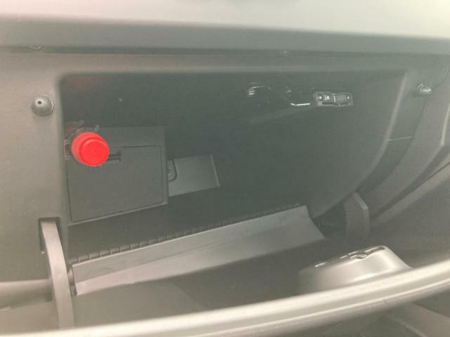 扱いやすいサイズ感のグローブボックスにはETC車載器設置済み