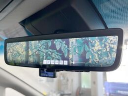 【デジタルインナーミラー】後席の大きな荷物や同乗者で後方が確認しづらい時でも安心！カメラが撮影した車両後方の映像をルームミラー内に表示。クリアな視界で状況の確認が可能です！