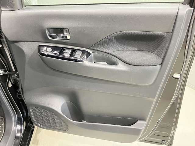 【運転席ドア】ボトルホルダーや収納ポケットが付いているので運転席周りもスッキリ保てます★