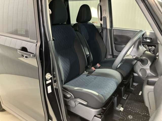 【運転席・助手席転席】運転席の足もともゆったりで長距離ドライブでも快適に★