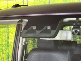 【スマートアシスト】走行中に前方の車両等を認識し、衝突しそうな時は警報とブレーキで衝突回避と被害軽減をアシスト。より安全にドライブをお楽しみいただけます。