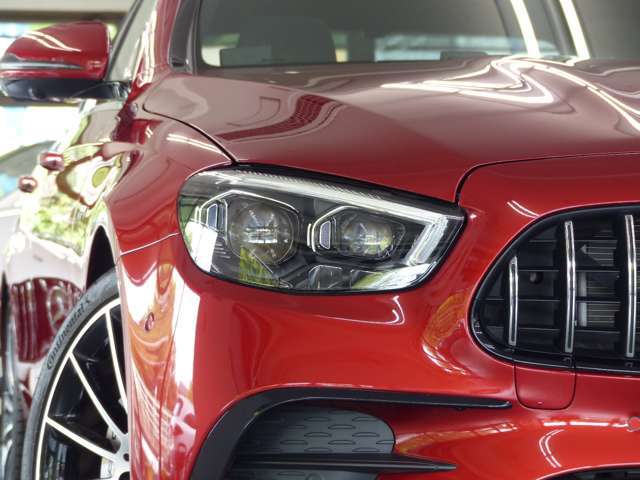最新のメルセデス・ベンツのスポーティモデル群に共通する、上下方向に薄くわずかに切れ上がるデザインを採用！！　ラジエーターグリルは下部が広がる台形となるとともに、パナメリカーナグリルを採用し