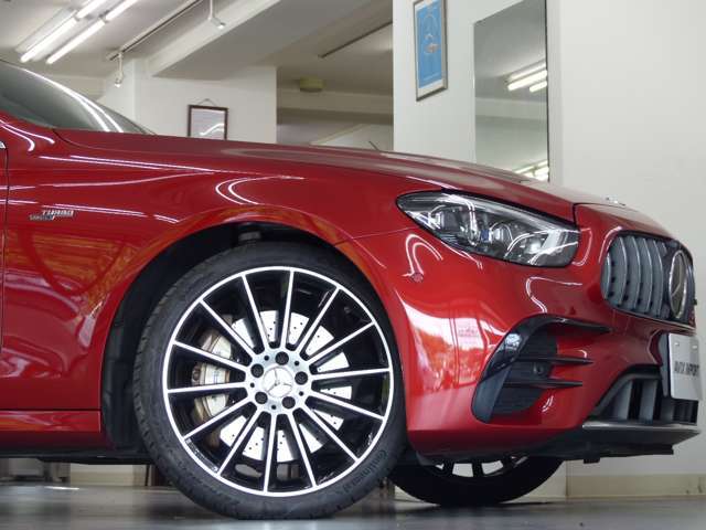上質かつ快適なドライブからダイナミックな走りまで、E53 4MATIC＋の魅力を余すところなくお愉しみ頂けます！！　後期型よりフロントエンドのヘッドライトには、