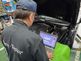 納車前に法定点検を実施します。また法定点検の項目には無いコンピューター診断やオーディオ等電装部品の点検も併せて実施します。点検時にはエンジンオイル・オイルエレメント交換工賃ウォッシャー液補充を無料