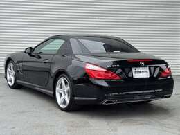 リヤ周りなどは、ご覧の通りにボディの色艶も良くて、大きな目立った傷や凹みなどもなく、とても良好な状態です。飛び石などの被害もないのでボディカラーが美しく輝いていうので綺麗な状態でのれますよ。