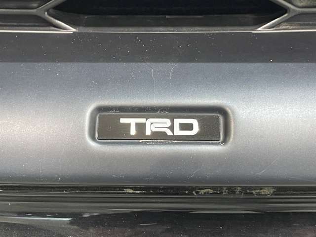 【TRD】トヨタの純正エアロ（ドレスアップパーツ）が装着されています！通常のボディと比べて、迫力のあるフォルムをお楽しみください。