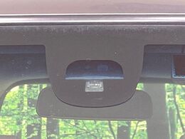 【シティブレーキアクティブシステム】低速走行中に前方の車両等を認識し、衝突しそうな時は警報とブレーキで衝突回避と被害軽減をアシスト。より安全にドライブをお楽しみいただけます。